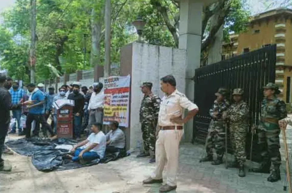 पुलिस के जवान तैनात