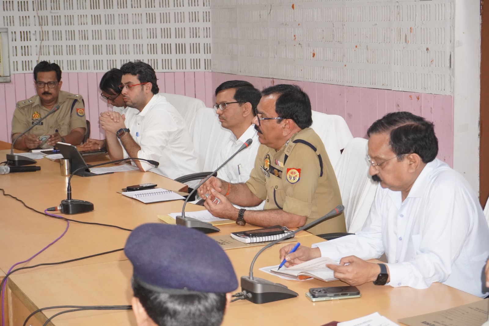 बैठक में अधिकारी बैठक में अधिकारी