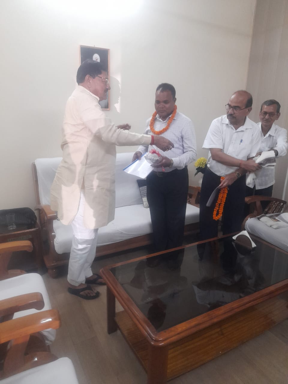 सेवानिवृत कर्मचारी। सेवानिवृत कर्मचारी।