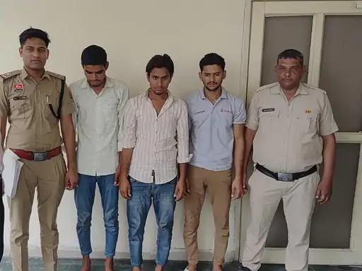 पुलिस की गिरफ्त में तीन आरोपी। पुलिस की गिरफ्त में तीन आरोपी।