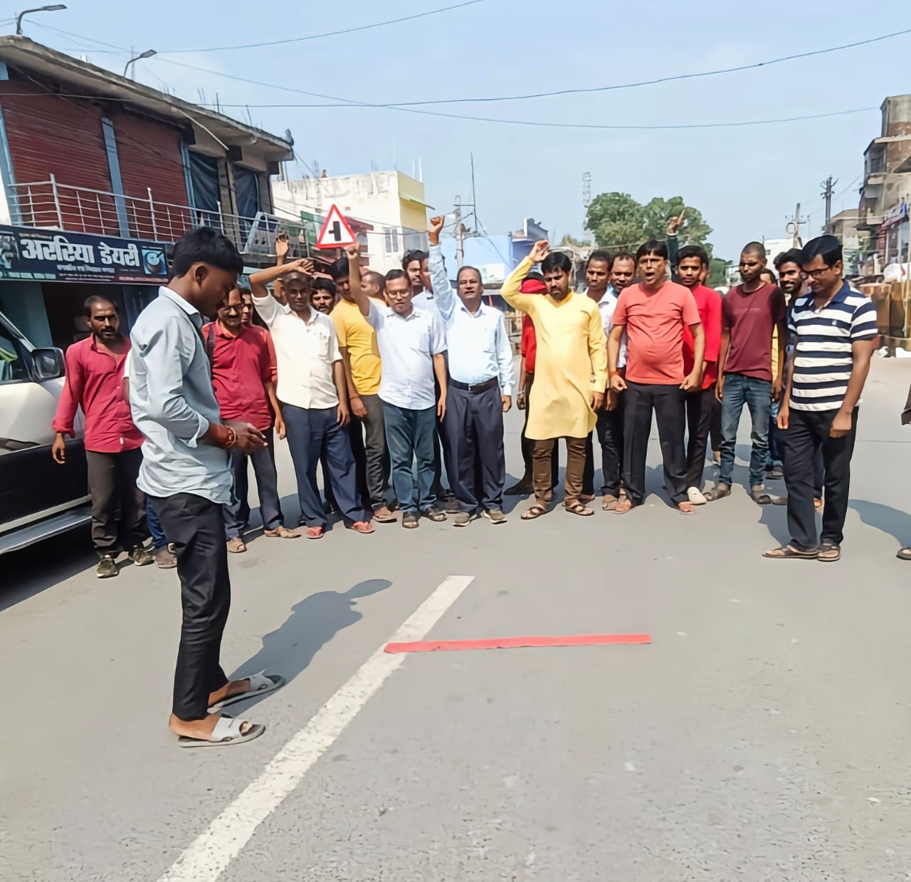 अररिया फोटो:अररिया बस स्टैंड में बजरंग दल के कार्यकर्ता जश्न मनाते अररिया फोटो:अररिया बस स्टैंड में बजरंग दल के कार्यकर्ता जश्न मनाते