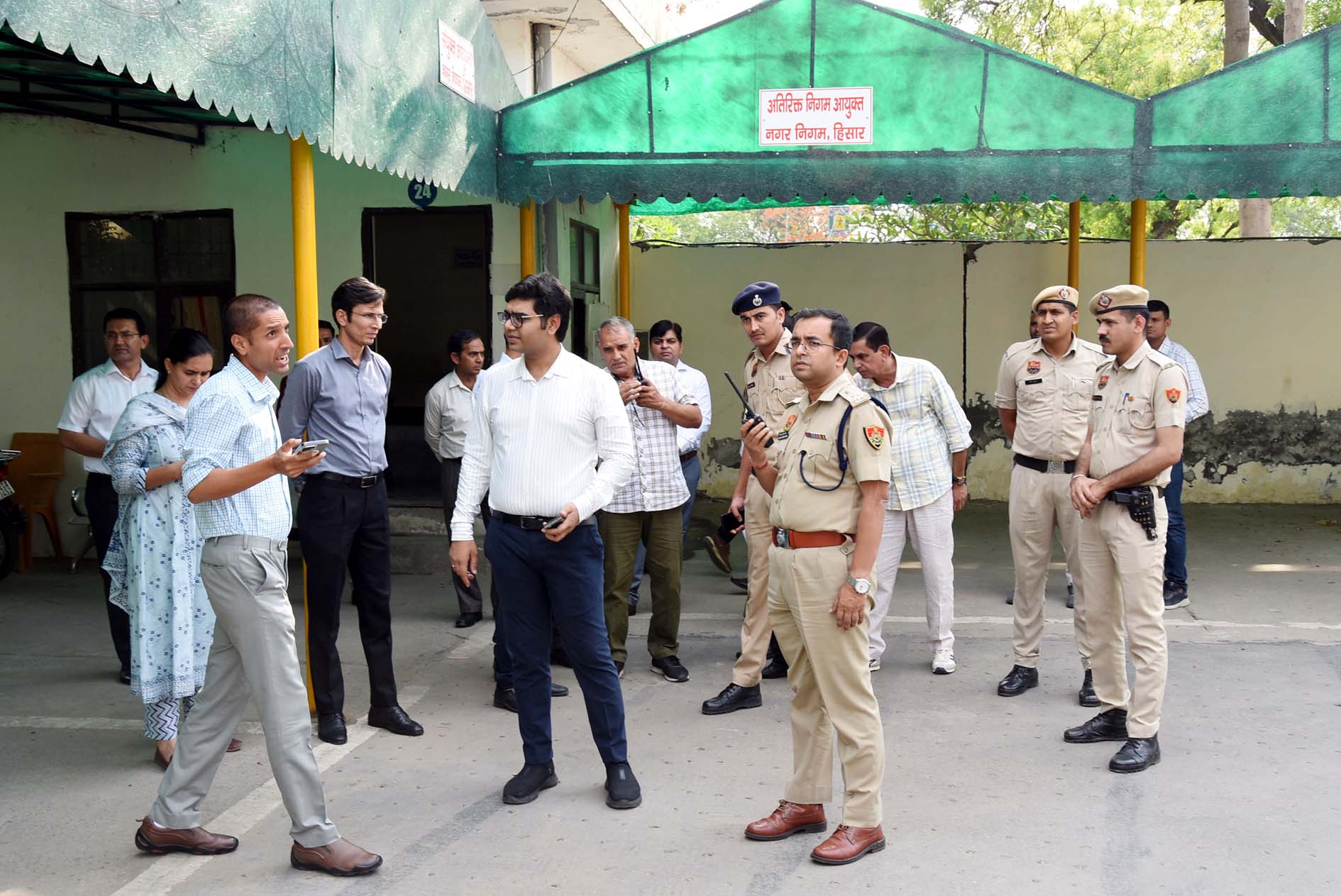 मॉक ड्रिल के दौरान स्थिति पर नजर रखते डीसी, एसपी व अन्य अधिकारी। मॉक ड्रिल के दौरान स्थिति पर नजर रखते डीसी, एसपी व अन्य अधिकारी।