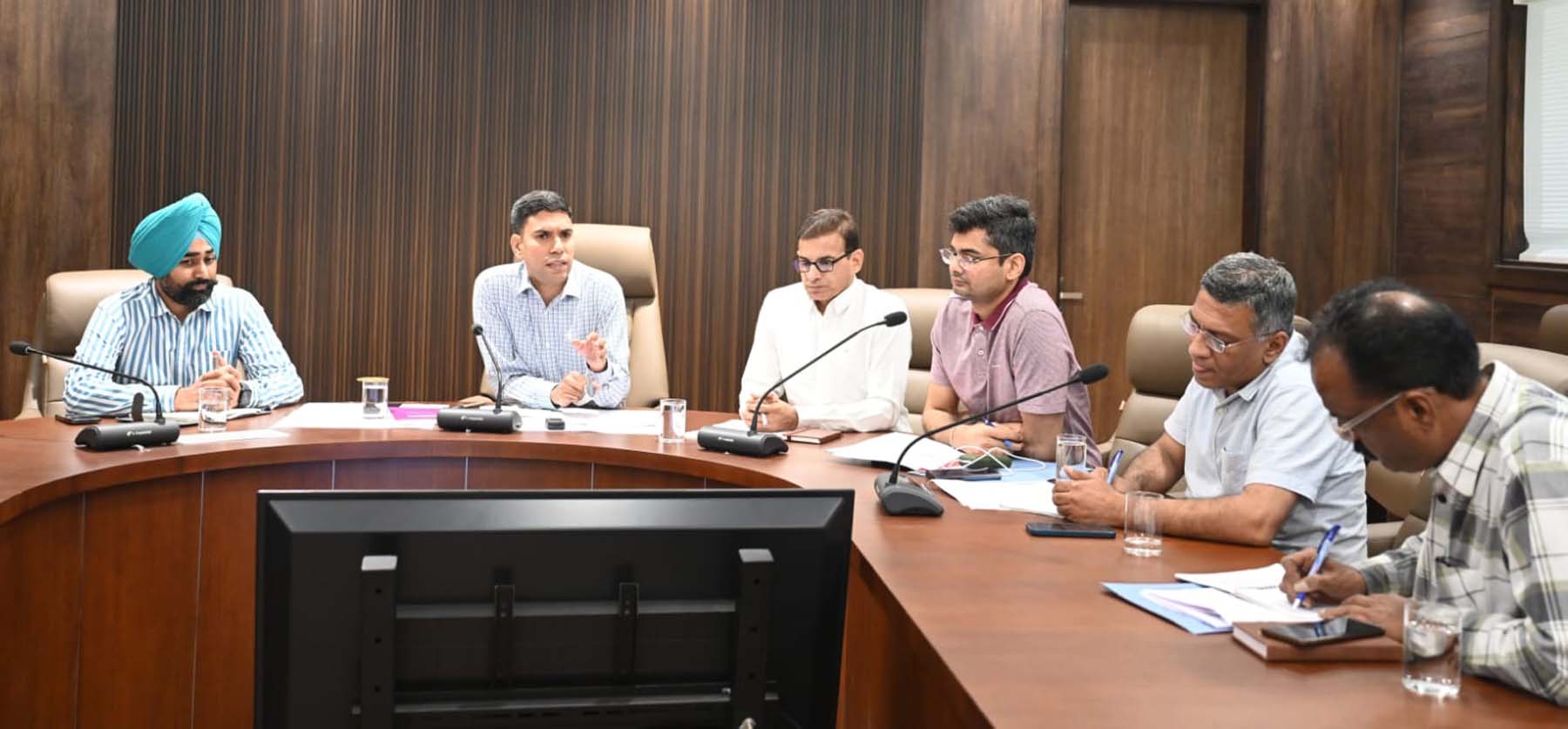 गुरुग्राम नगर निगम व जीएमडीए के अधिकारियों की बैठक लेते नगर निगम गुरुग्राम के नवनियुक्त आयुक्त प्रदीप दहिया। गुरुग्राम नगर निगम व जीएमडीए के अधिकारियों की बैठक लेते नगर निगम गुरुग्राम के नवनियुक्त आयुक्त प्रदीप दहिया।