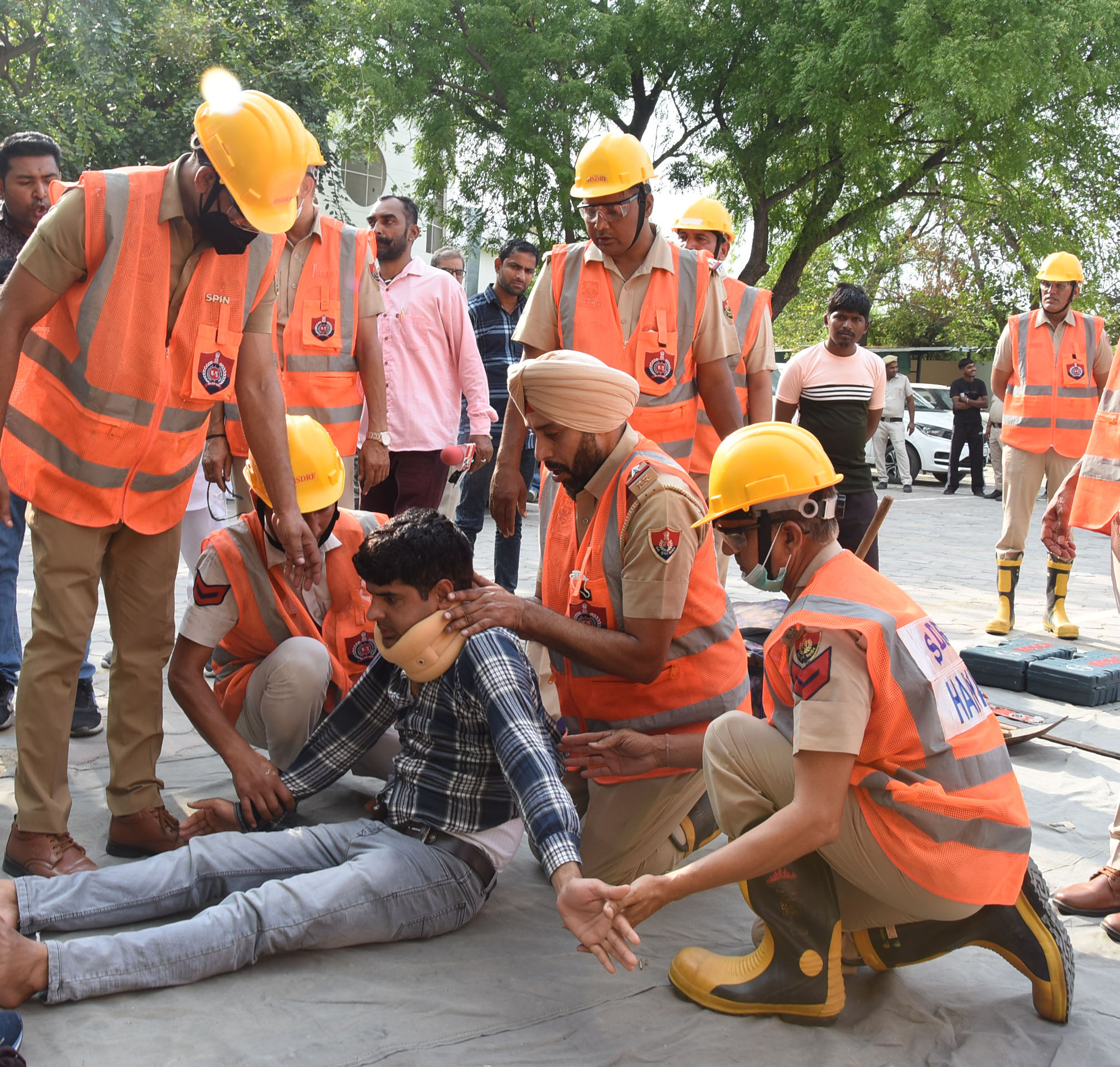 मॉक ड्रिल के दौरान एक नागरिक का उपचार करते जवान। मॉक ड्रिल के दौरान एक नागरिक का उपचार करते जवान।