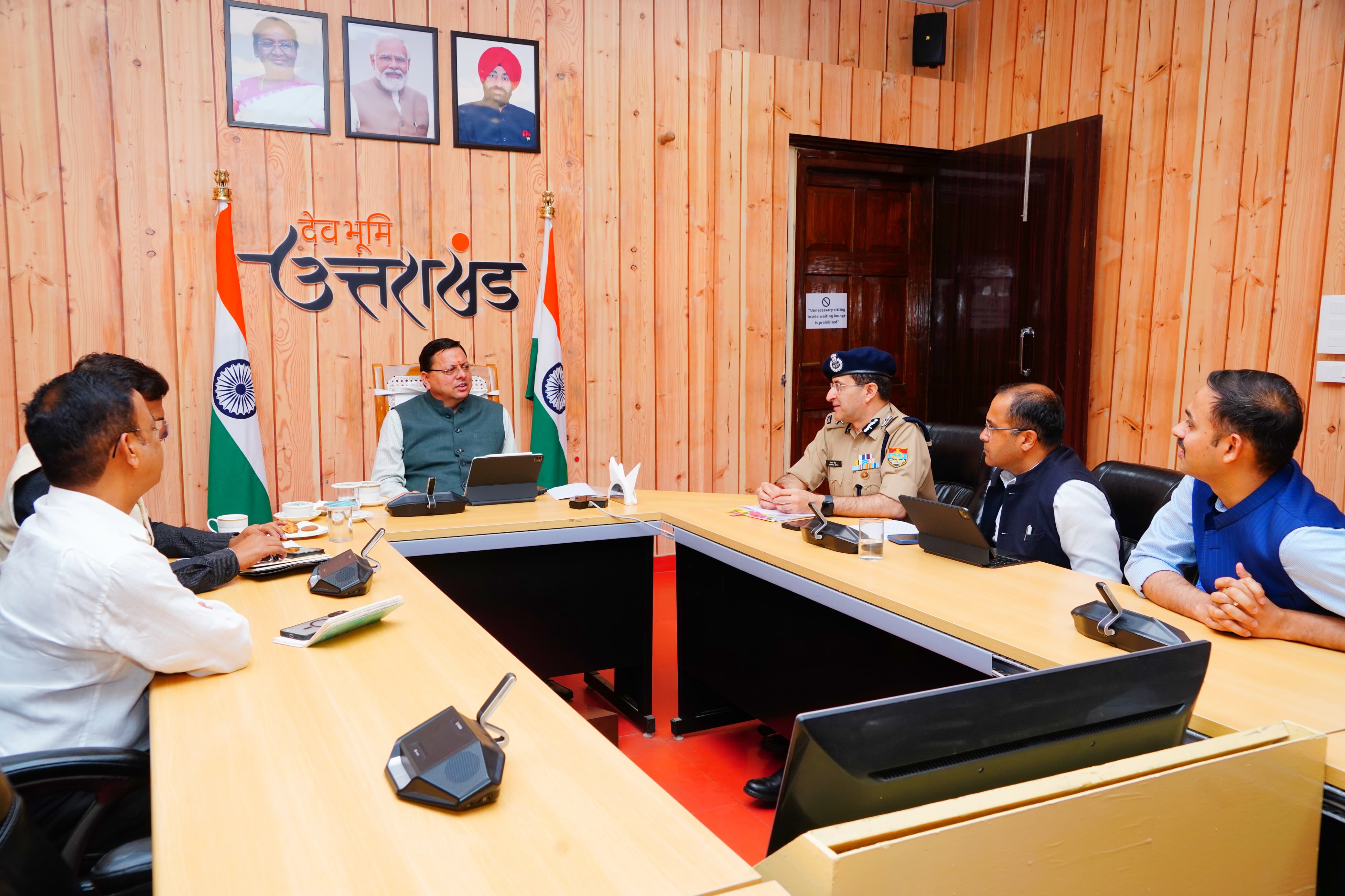 बैठक में अधिकारियों को निर्देश देते मुख्यमंत्री धामी। बैठक में अधिकारियों को निर्देश देते मुख्यमंत्री धामी।