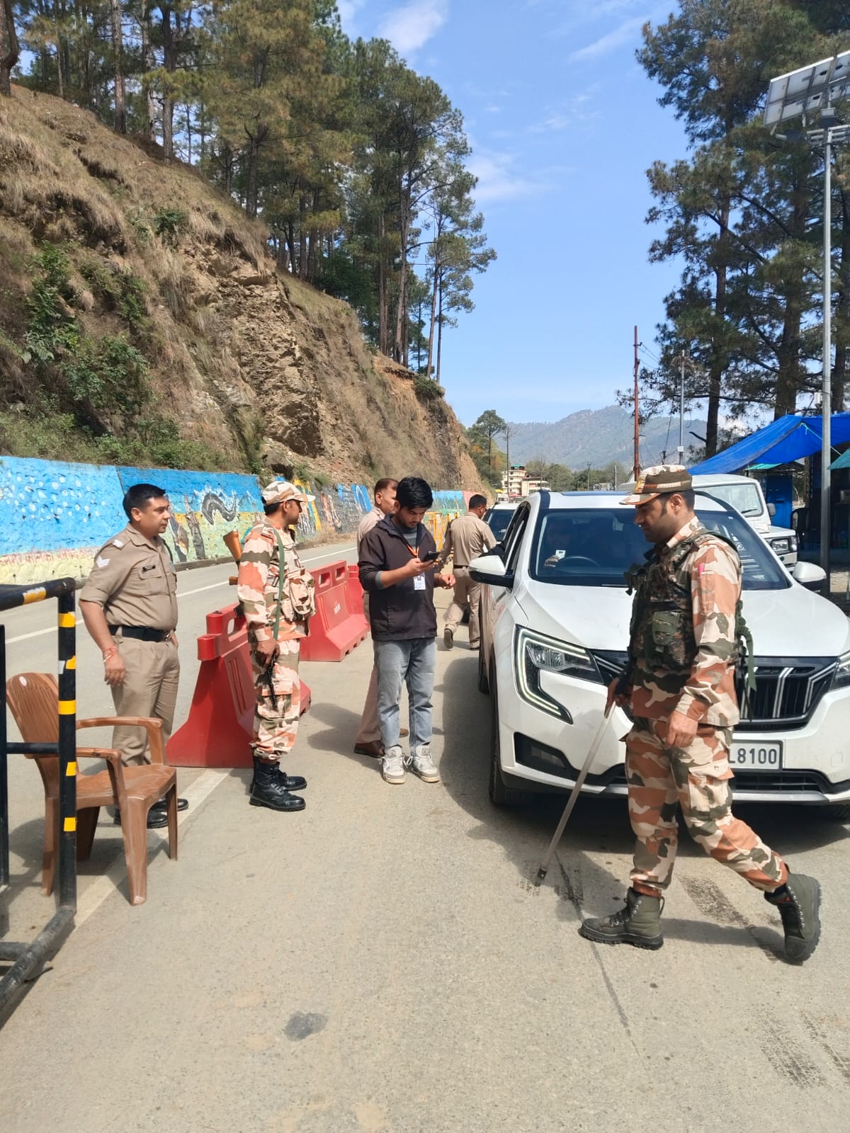 गंगोत्री - यमुनोत्री धामों में। पैरामिलिट्री फोर्स एवं पुलिस सुरक्षा के लिए मुस्तैद गंगोत्री - यमुनोत्री धामों में। पैरामिलिट्री फोर्स एवं पुलिस सुरक्षा के लिए मुस्तैद