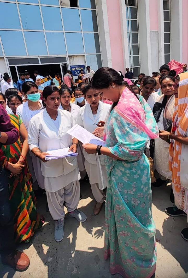 मेडिकल कॉलेज में छात्राओं से जानकारी लेते हुए