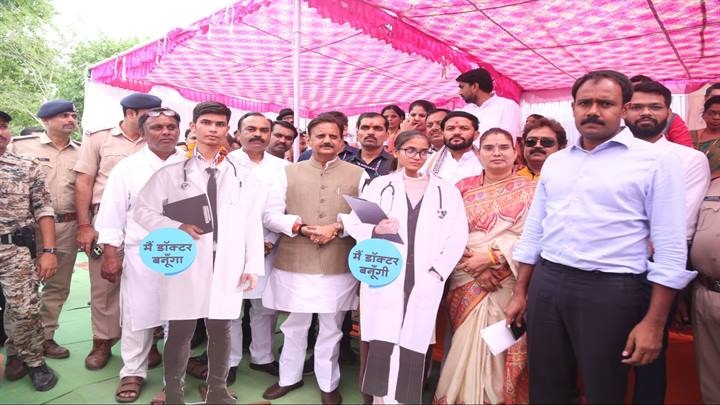 उपमुख्यमंत्री ने बोर्ड परीक्षा में प्रवीण्य सूची में आने वाले विद्यार्थियों को किया सम्मानित उपमुख्यमंत्री ने बोर्ड परीक्षा में प्रवीण्य सूची में आने वाले विद्यार्थियों को किया सम्मानित
