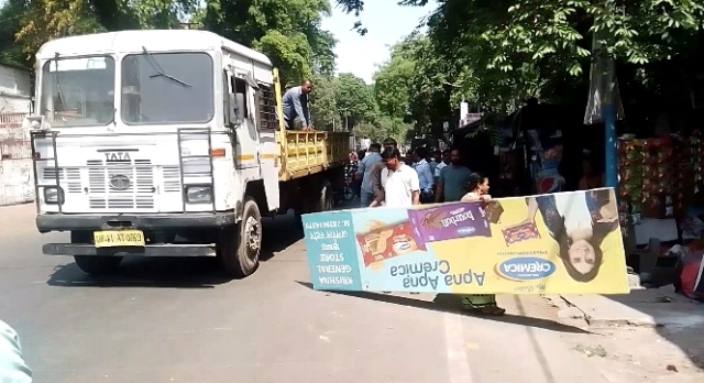 स्वास्थ्य भवन मार्ग पर नगर निगम कर्मचारियों ने हटाया अतिक्रमण स्वास्थ्य भवन मार्ग पर नगर निगम कर्मचारियों ने हटाया अतिक्रमण