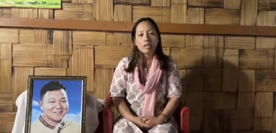 पहलगाम आतंकी हमले में बलिदान भारतीय वायु सेना के कॉर्पोरल तागे हैल्यांग के चित्र के साथ उनकी चारो कोमहुआ तागे। पहलगाम आतंकी हमले में बलिदान भारतीय वायु सेना के कॉर्पोरल तागे हैल्यांग के चित्र के साथ उनकी चारो कोमहुआ तागे।