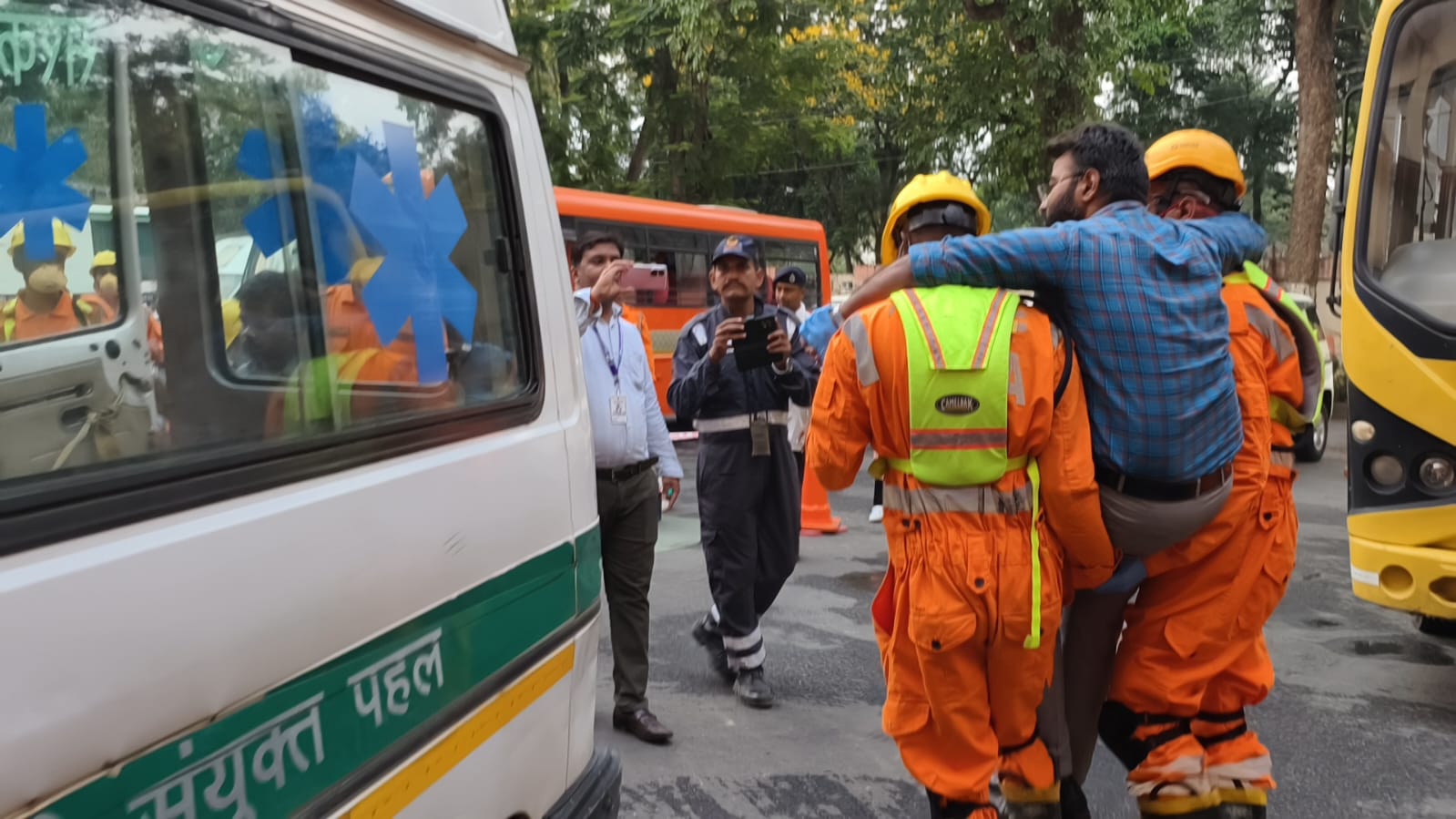 एनडीआरएफ लोगों को बाहर निकलते हुए एनडीआरएफ लोगों को बाहर निकलते हुए
