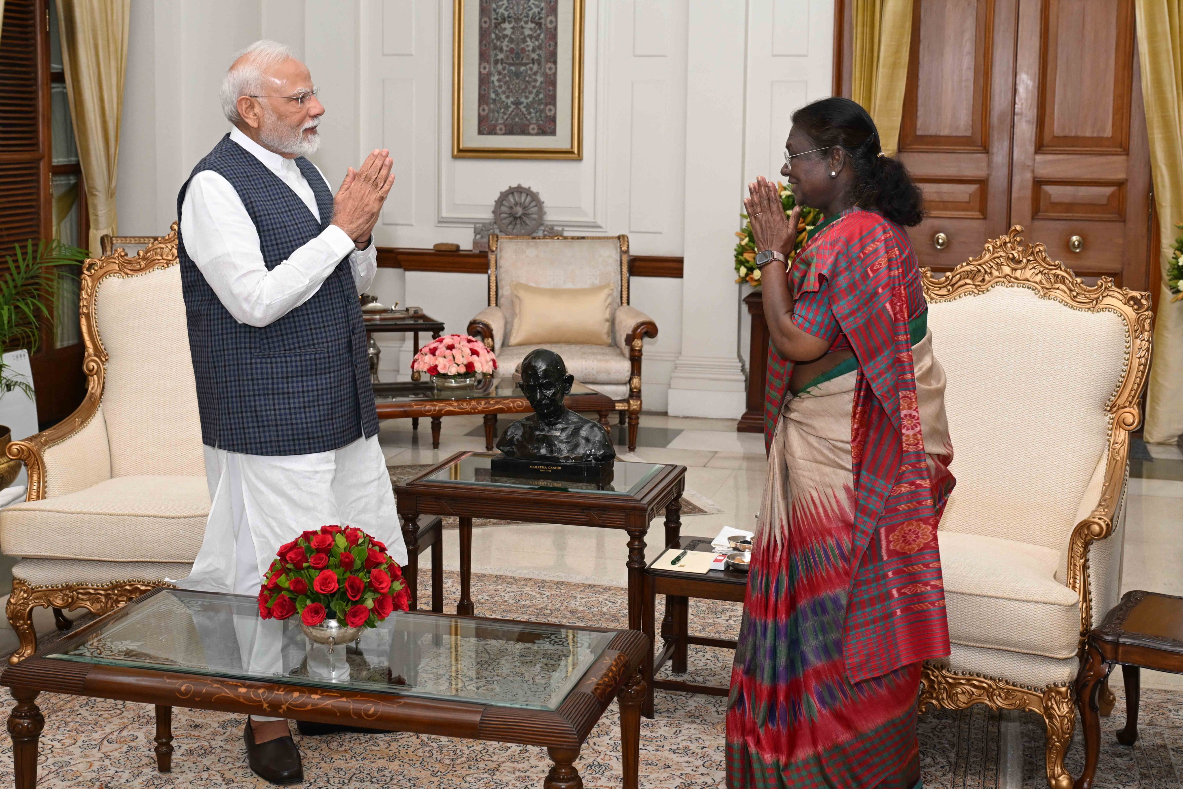 प्रधानमंत्री नरेन्द्र मोदी बुधवार को राष्ट्रपति भवन में राष्ट्रपति द्रौपदी मुर्मु से मुलाकात के दौरान प्रधानमंत्री नरेन्द्र मोदी बुधवार को राष्ट्रपति भवन में राष्ट्रपति द्रौपदी मुर्मु से मुलाकात के दौरान
