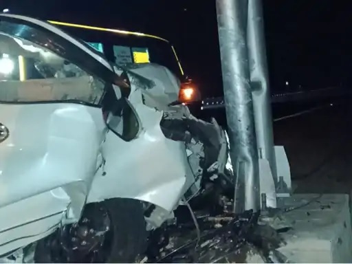 बेकाबू होकर कार स्पीड कंट्रोलर पोल से जा टकराई। बेकाबू होकर कार स्पीड कंट्रोलर पोल से जा टकराई।