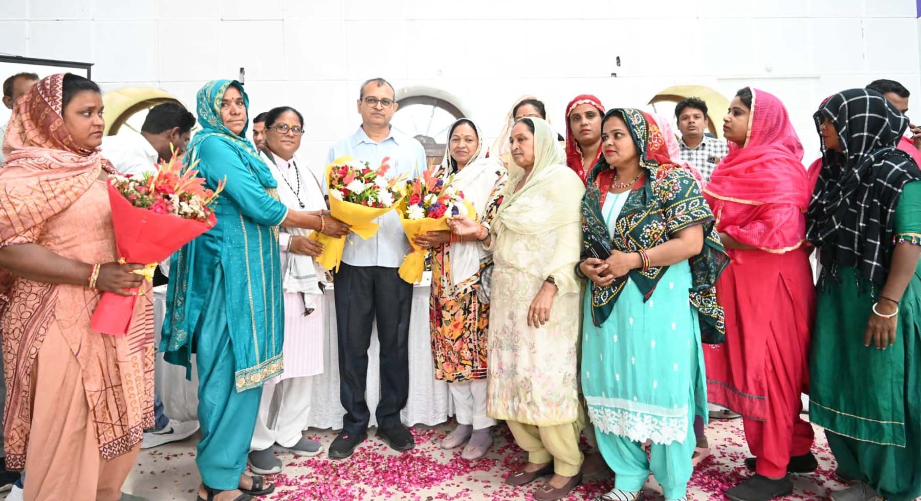 गुरुग्राम नगर निगम के पूर्व आयुक्त अशोक कुमार गर्ग को विदाई समारोह में बुके देकर स्वागत करते सफाई कर्मचारी। गुरुग्राम नगर निगम के पूर्व आयुक्त अशोक कुमार गर्ग को विदाई समारोह में बुके देकर स्वागत करते सफाई कर्मचारी।