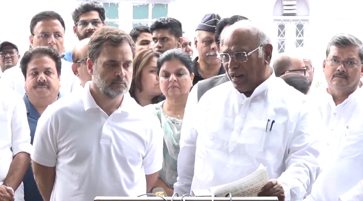 सीडब्ल्यूसी बैठक के बाद मल्लिकार्जुन खड़गे और राहुल गांधी सीडब्ल्यूसी बैठक के बाद मल्लिकार्जुन खड़गे और राहुल गांधी