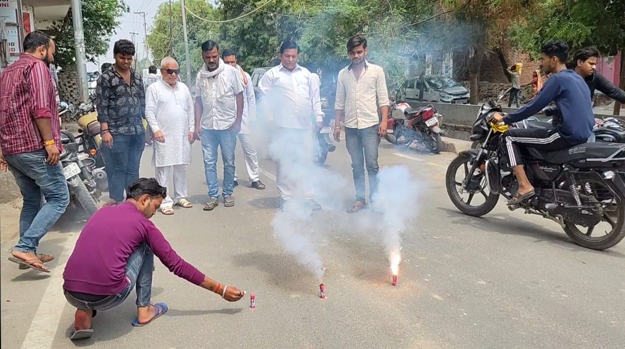 आतिशबाजी करते पदाधिकारी आतिशबाजी करते पदाधिकारी