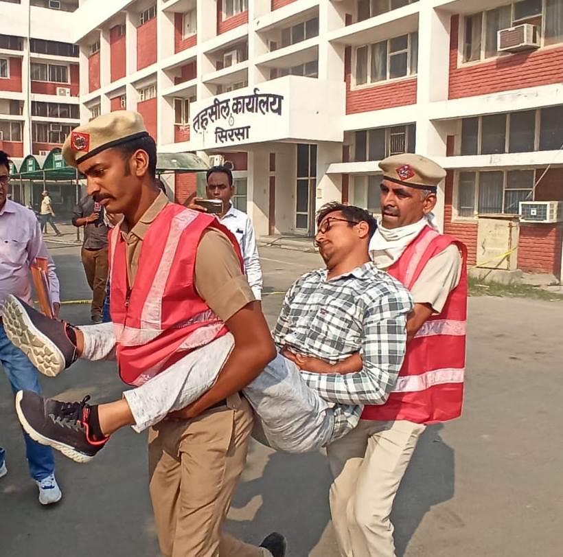 मॉक ड्रिल के दौरान अभ्यास करते मॉक ड्रिल के दौरान अभ्यास करते