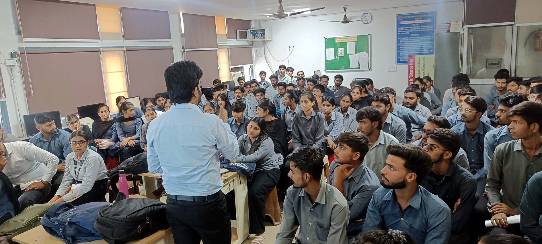 राजकीय पॉलिटेक्निक कॉलेज में विद्यार्थियों को जानकारी देते एक्सपर्ट। राजकीय पॉलिटेक्निक कॉलेज में विद्यार्थियों को जानकारी देते एक्सपर्ट।