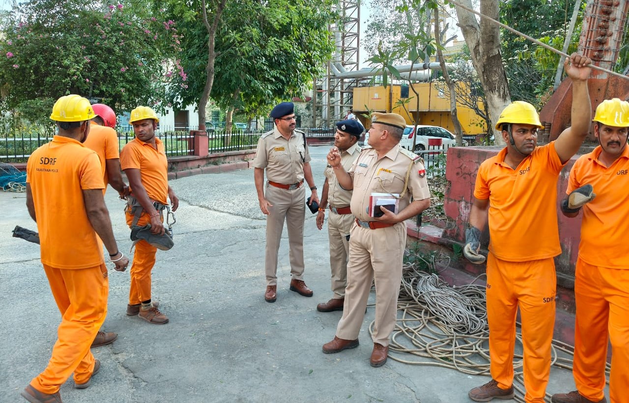 एसडीआरएफ ने हवाई हमले—आपदा की दृष्टि से कई स्थानों पर स्थानीय प्रशासन के साथ मिलकर किया मॉक अभ्यास एसडीआरएफ ने हवाई हमले—आपदा की दृष्टि से कई स्थानों पर स्थानीय प्रशासन के साथ मिलकर किया मॉक अभ्यास