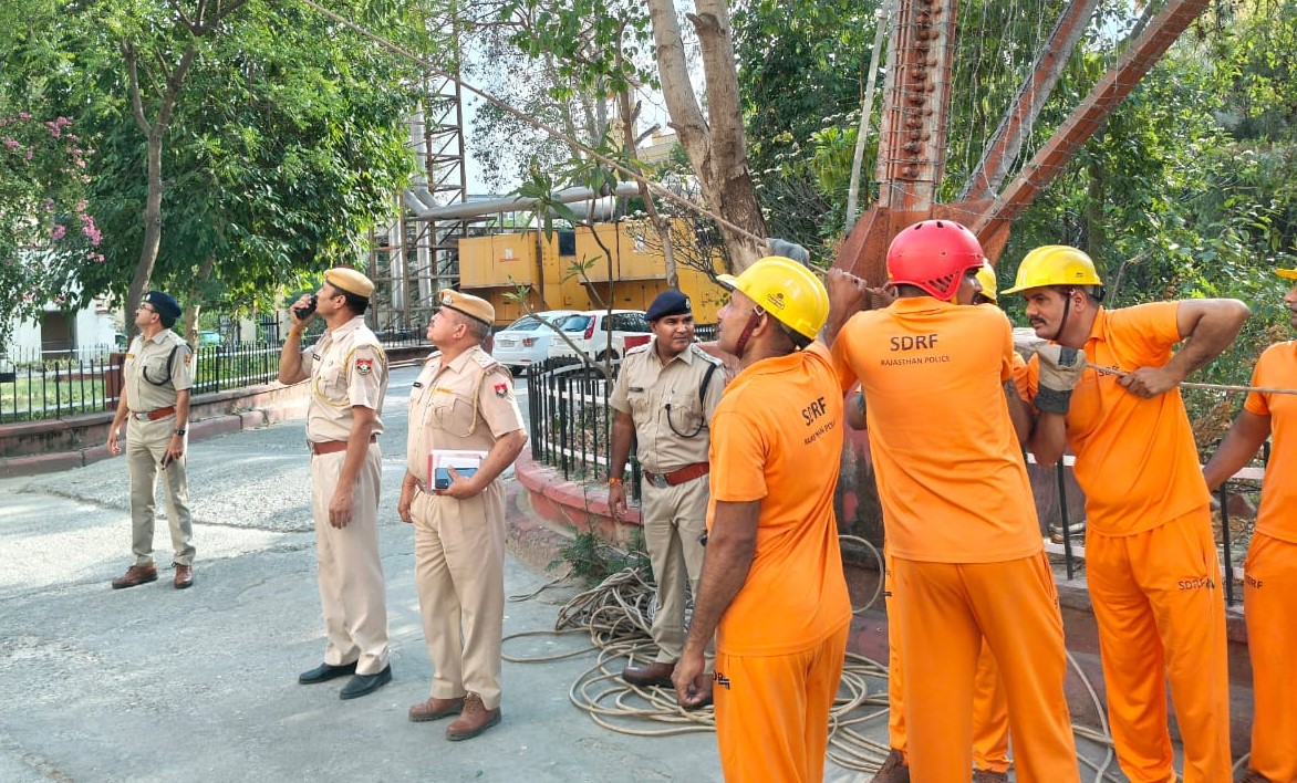 एसडीआरएफ ने हवाई हमले—आपदा की दृष्टि से कई स्थानों पर स्थानीय प्रशासन के साथ मिलकर किया मॉक अभ्यास एसडीआरएफ ने हवाई हमले—आपदा की दृष्टि से कई स्थानों पर स्थानीय प्रशासन के साथ मिलकर किया मॉक अभ्यास