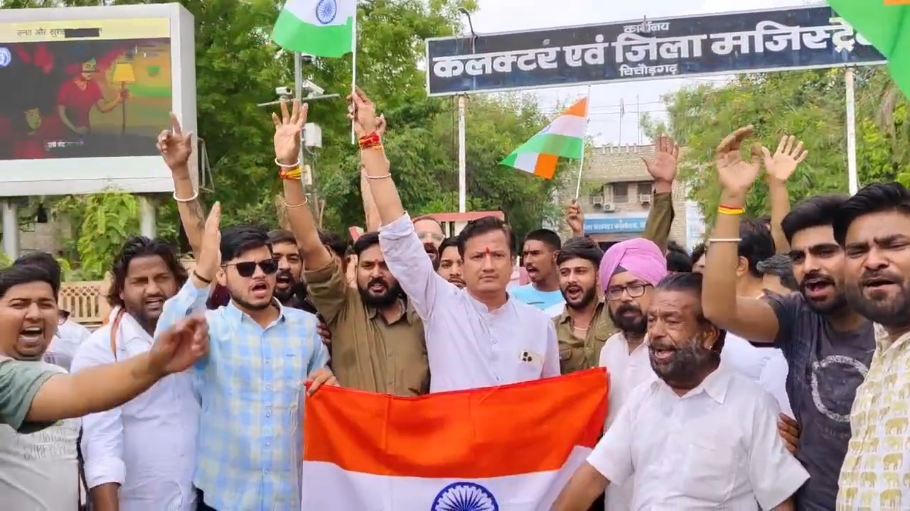 ऑपरेशन सिंदूर की खुशी में बुधवार को चित्तौड़गढ़ में विभिन्न संगठनों ने खुशी जताई। ऑपरेशन सिंदूर की खुशी में बुधवार को चित्तौड़गढ़ में विभिन्न संगठनों ने खुशी जताई।