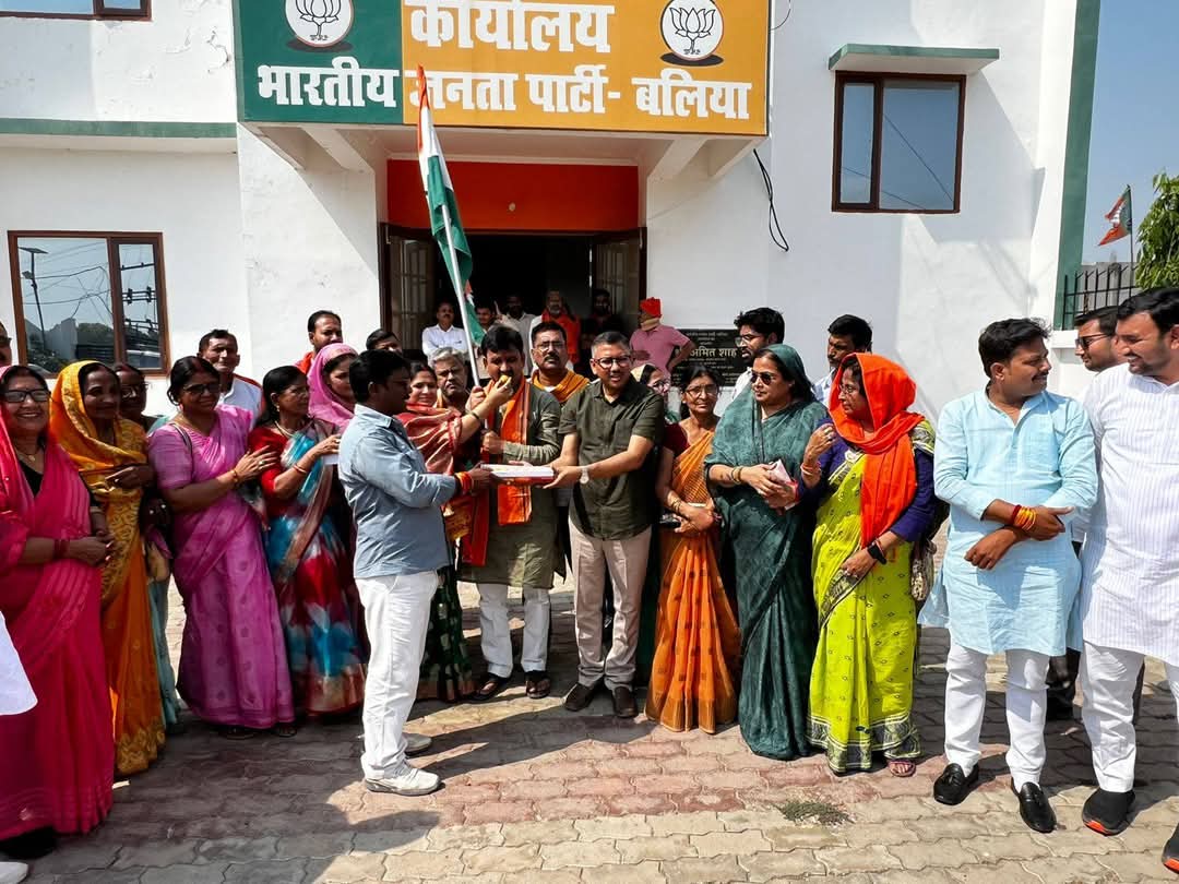जश्न मनाते बीजेपी कार्यकर्ता जश्न मनाते बीजेपी कार्यकर्ता