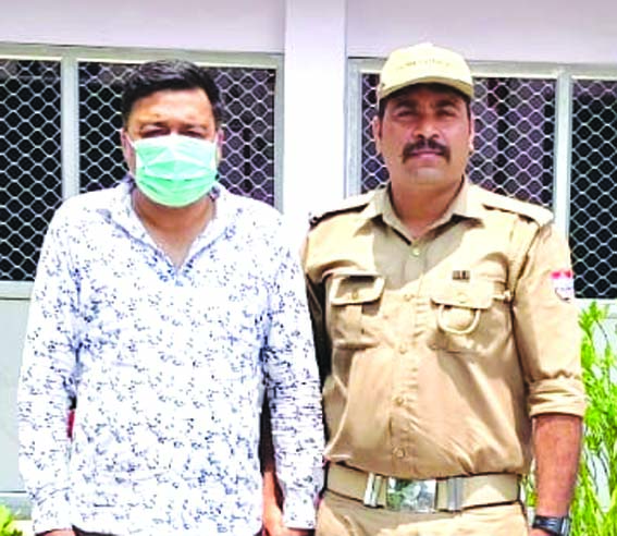 पुलिस गिरफ्त में आरोपित पुलिस गिरफ्त में आरोपित
