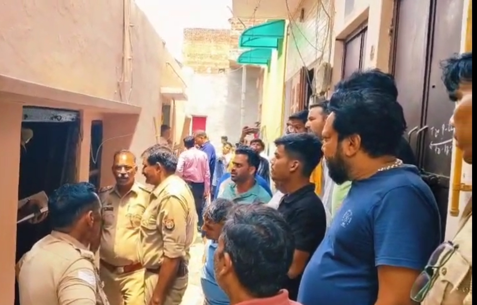 घटना स्थल पर जांच करते पुलिस घटना स्थल पर जांच करते पुलिस