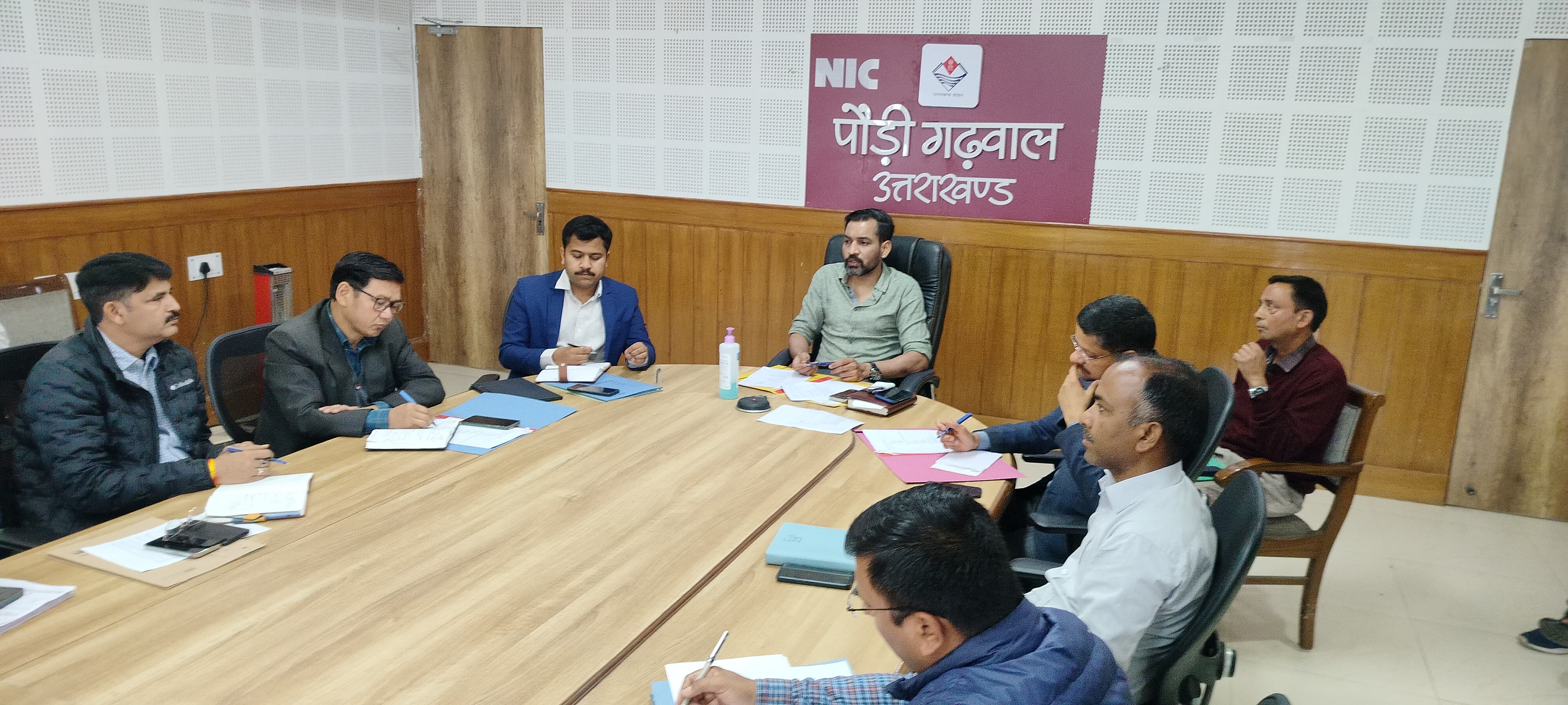 पौड़ी में अधिकारियों की बैठक लेते डीएम पौड़ी में अधिकारियों की बैठक लेते डीएम