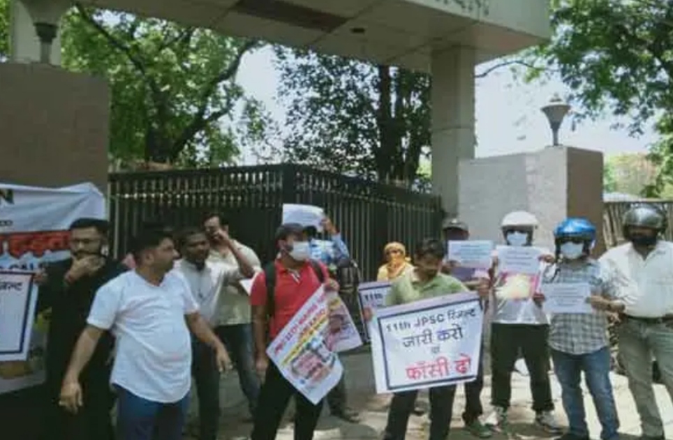 प्रदर्शन करते छात्र प्रदर्शन करते छात्र