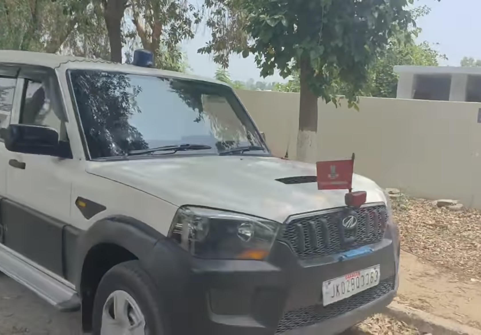 DC Kathua visited border areas, released helpline number 01922-238796, appealed not to pay attention to rumours DC Kathua visited border areas, released helpline number 01922-238796, appealed not to pay attention to rumours