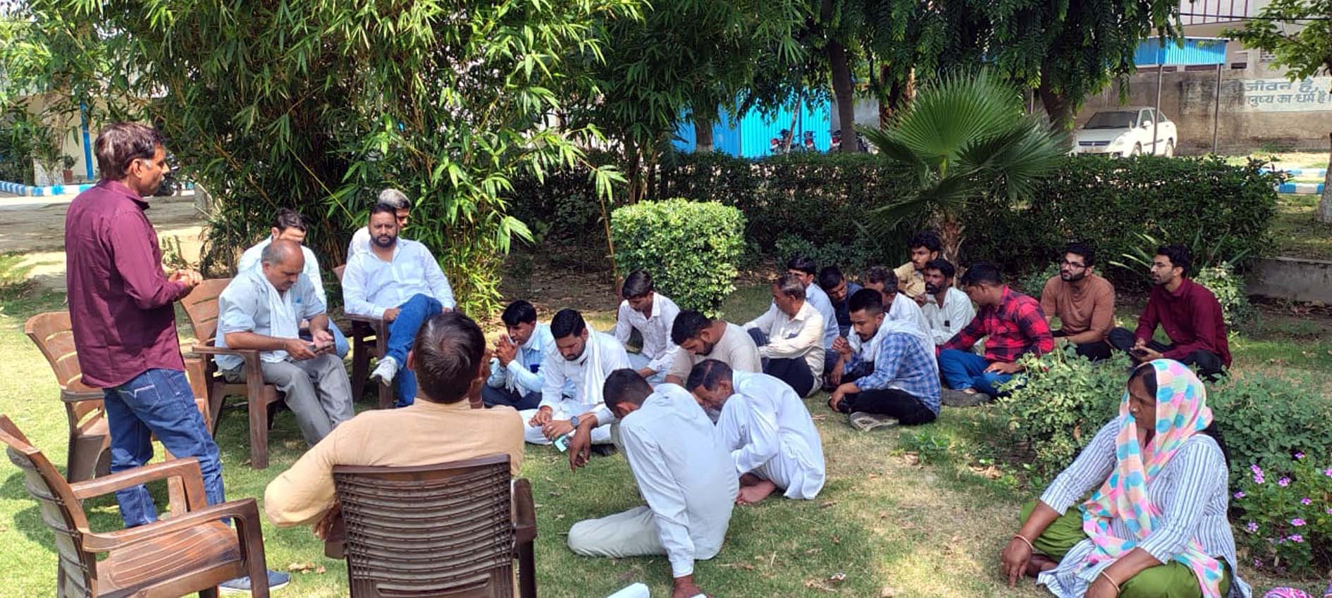 गेट मीटिंग को संबोधित करते यूनियन पदाधिकारी। गेट मीटिंग को संबोधित करते यूनियन पदाधिकारी।