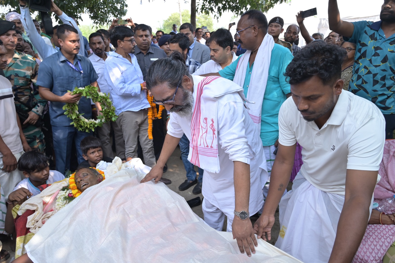 मुख्यमंत्री श्रद्धांजलि देते हुए मुख्यमंत्री श्रद्धांजलि देते हुए