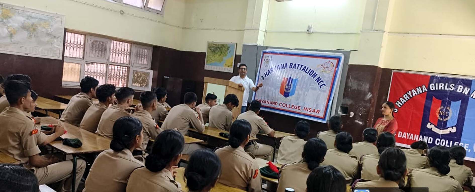 दयानंद कॉलेज में मॉक्र ड्रिल करते एनसीसी विद्यार्थी। दयानंद कॉलेज में मॉक्र ड्रिल करते एनसीसी विद्यार्थी।