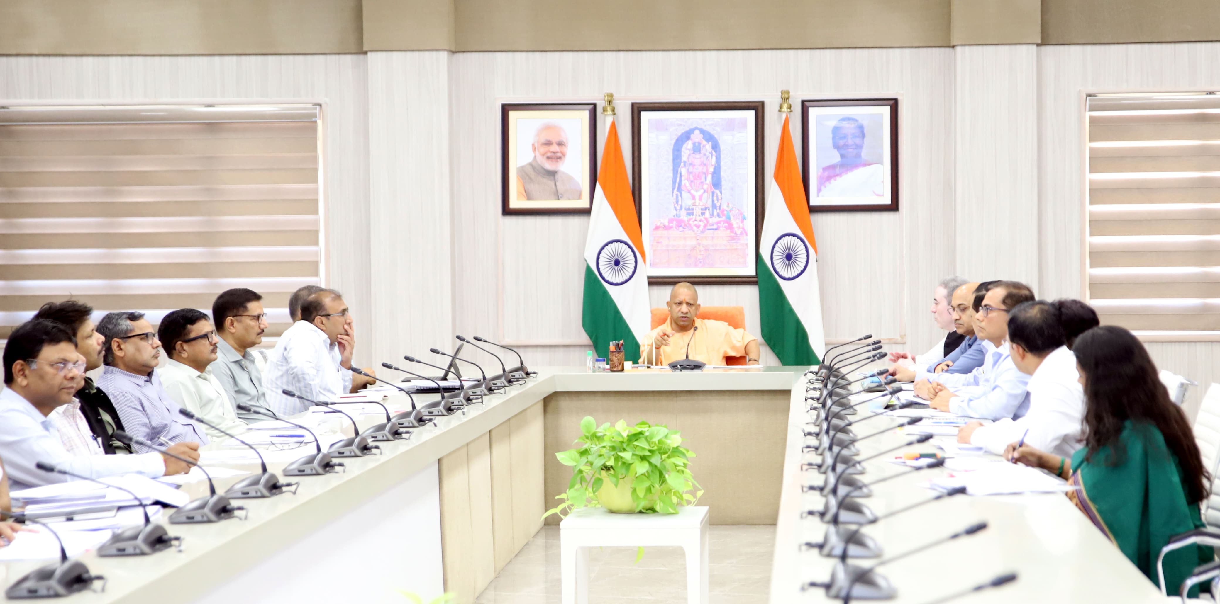 बैठक करते मुख्यमंत्री योगी आदित्यनाथ एवं उपस्थित अधिकारीगण। बैठक करते मुख्यमंत्री योगी आदित्यनाथ एवं उपस्थित अधिकारीगण।