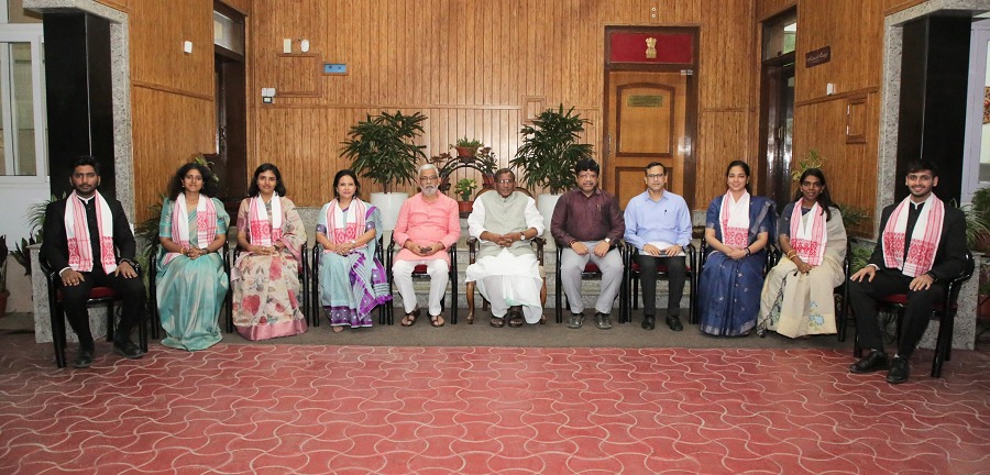 2024 बैच के आईएएस प्रोबेशनरों से बातचीत करते हुए असम के राज्यपाल लक्ष्मण प्रसाद आचार्य। 2024 बैच के आईएएस प्रोबेशनरों से बातचीत करते हुए असम के राज्यपाल लक्ष्मण प्रसाद आचार्य।