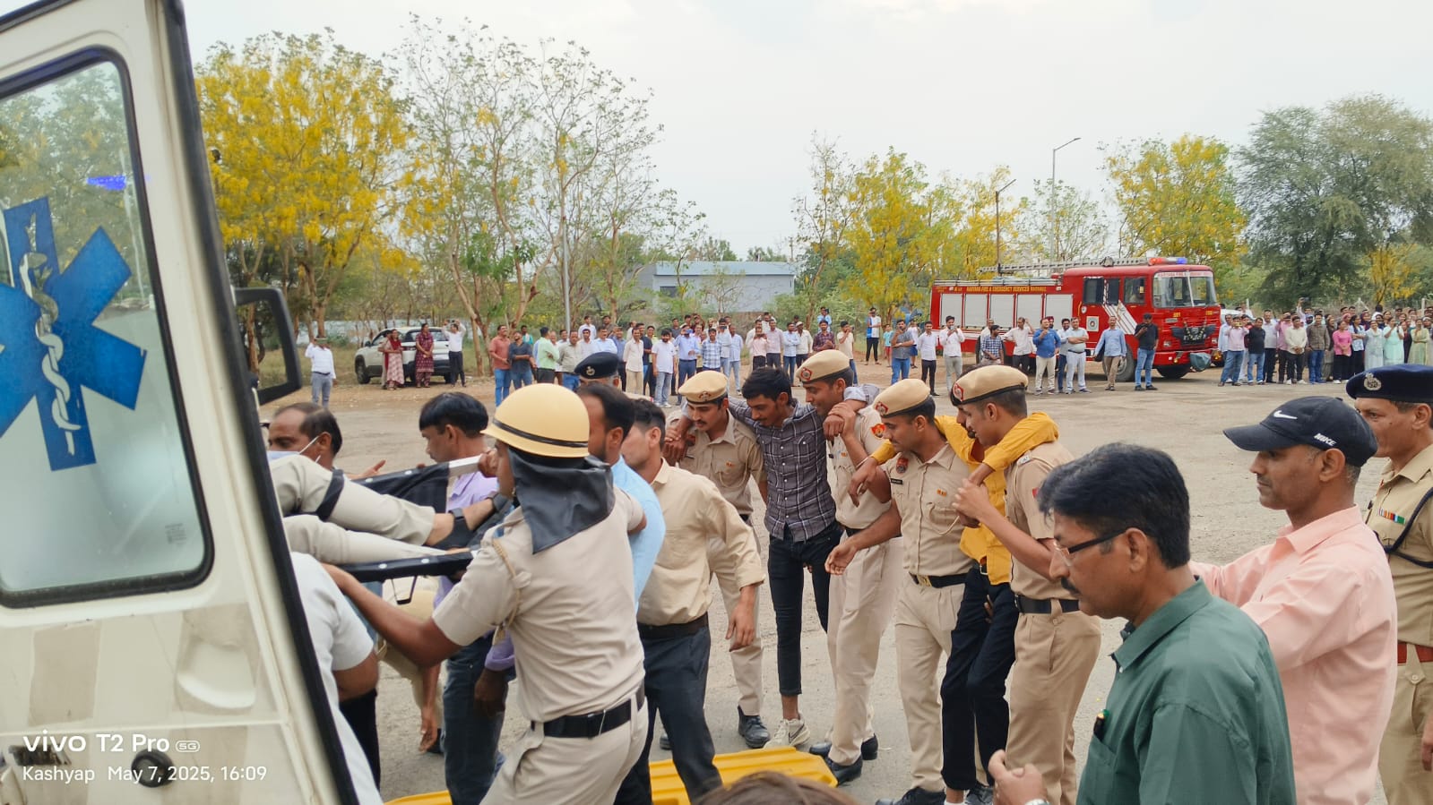 लघु सचिवालय में मॉक ड्रिल के दौरान राहत एवं बचाव कार्यों में जुटे राहतकर्मी। लघु सचिवालय में मॉक ड्रिल के दौरान राहत एवं बचाव कार्यों में जुटे राहतकर्मी।