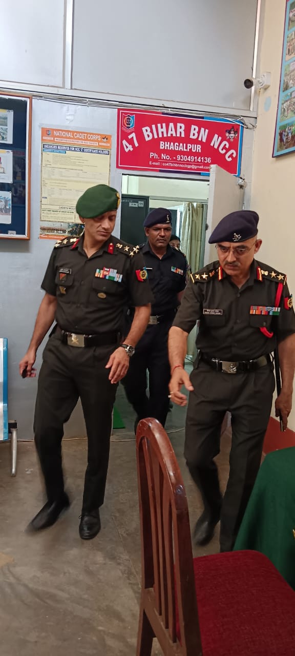 निरीक्षण करते अधिकारी निरीक्षण करते अधिकारी