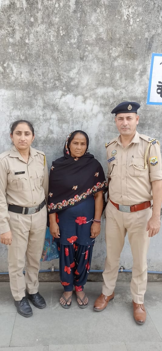 पुलिस टीम के साथ आरोपिता वीरो देवी। पुलिस टीम के साथ आरोपिता वीरो देवी।