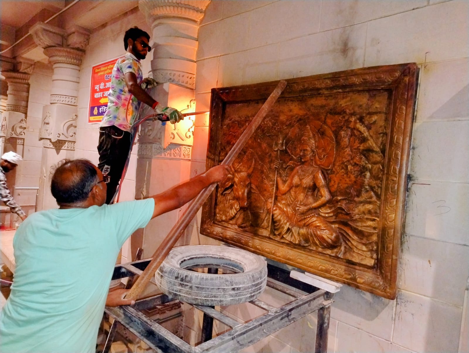 विन्ध्यवासिनी मंदिर के परिक्रमा पथ पर भित्तिचित्र लगाते कारिगर। विन्ध्यवासिनी मंदिर के परिक्रमा पथ पर भित्तिचित्र लगाते कारिगर।