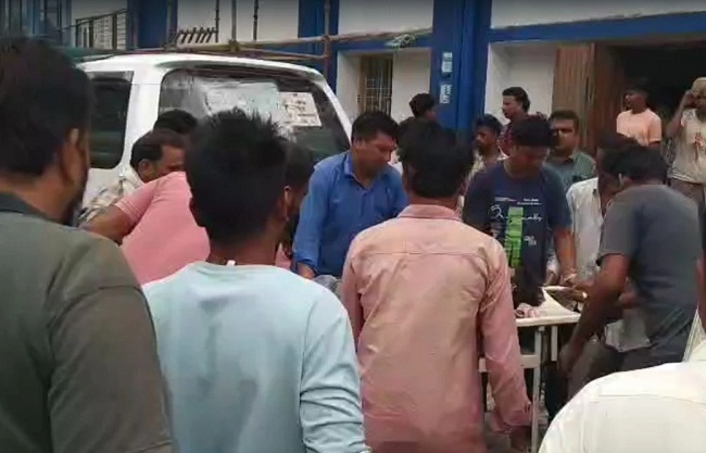 घायलों को अस्पताल लाया गया घायलों को अस्पताल लाया गया