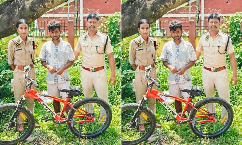 चोरी के सामानों के साथ गिरफ्तार चोरी के आरोपित की तस्वीर। चोरी के सामानों के साथ गिरफ्तार चोरी के आरोपित की तस्वीर।