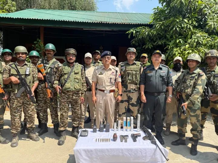 मणिपुर के थौबल में बरामद हथियार और विस्फोटकों की तस्वीर। मणिपुर के थौबल में बरामद हथियार और विस्फोटकों की तस्वीर।