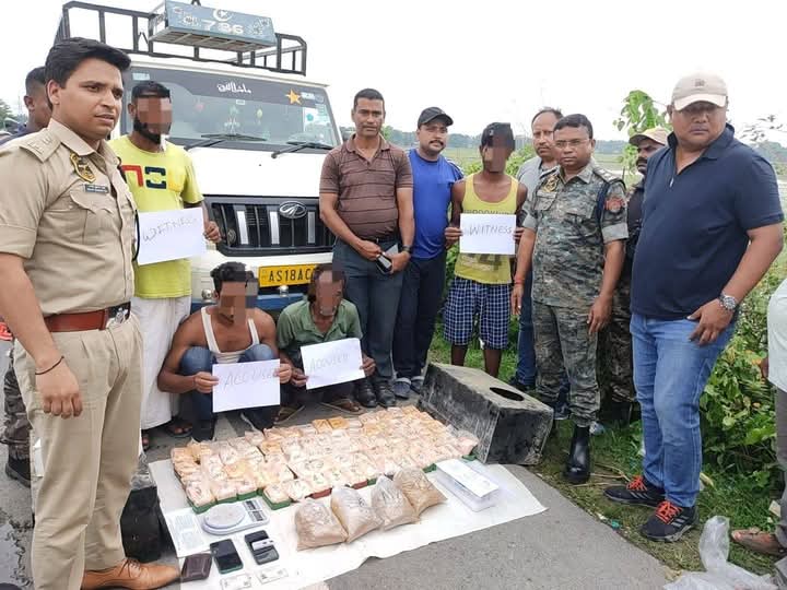 कछार पुलिस द्वारा जब्त 4.5 करोड़ रुपये मूल्य की हेरोइन और अफीम के साथ आरोपित की तस्वीर। कछार पुलिस द्वारा जब्त 4.5 करोड़ रुपये मूल्य की हेरोइन और अफीम के साथ आरोपित की तस्वीर।