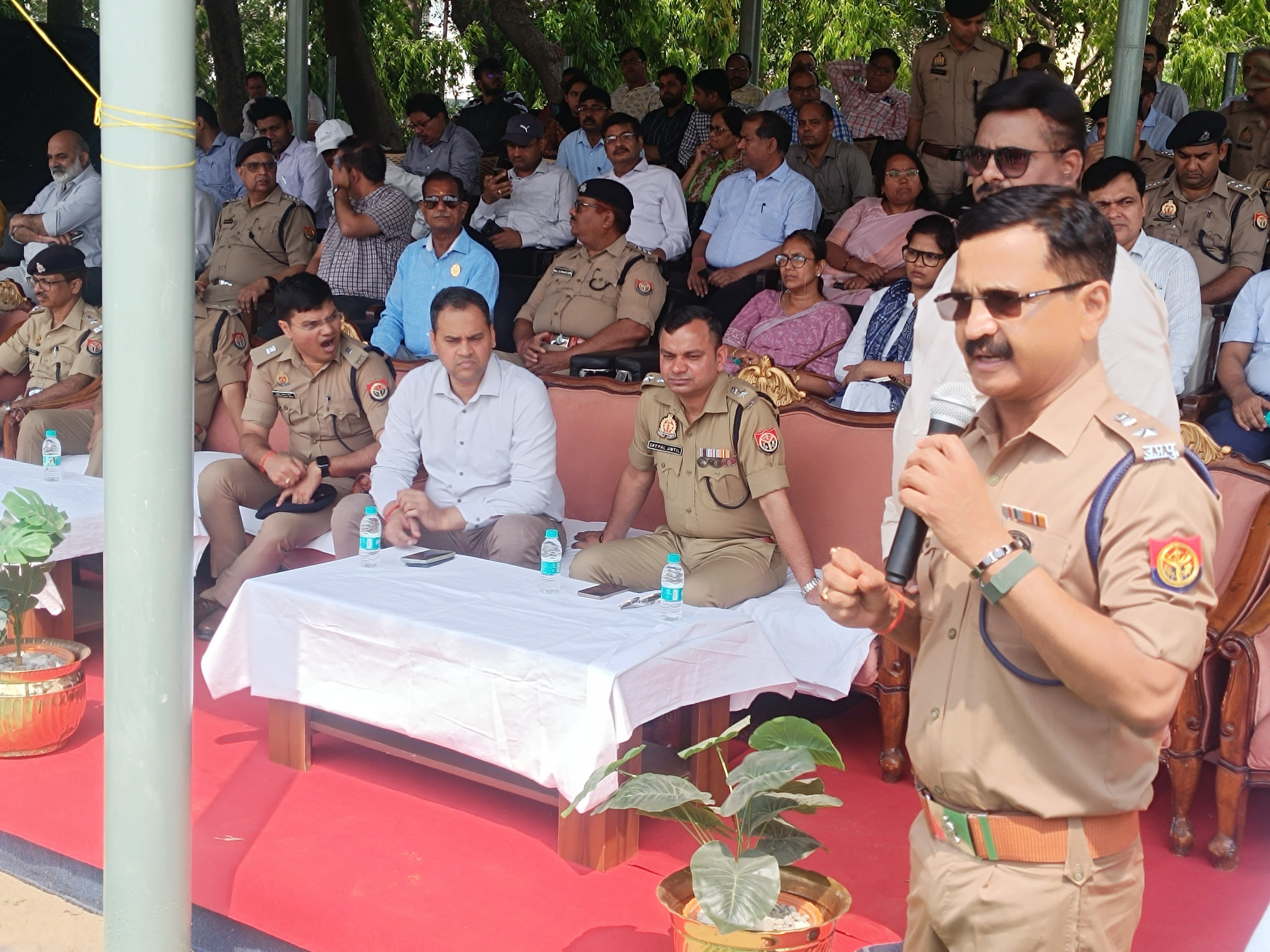 पुलिस लाइन मैदान में माकड्रिल के दौरान  संबोधित करते एसपी सिटी कुमार रणविजय सिंह।