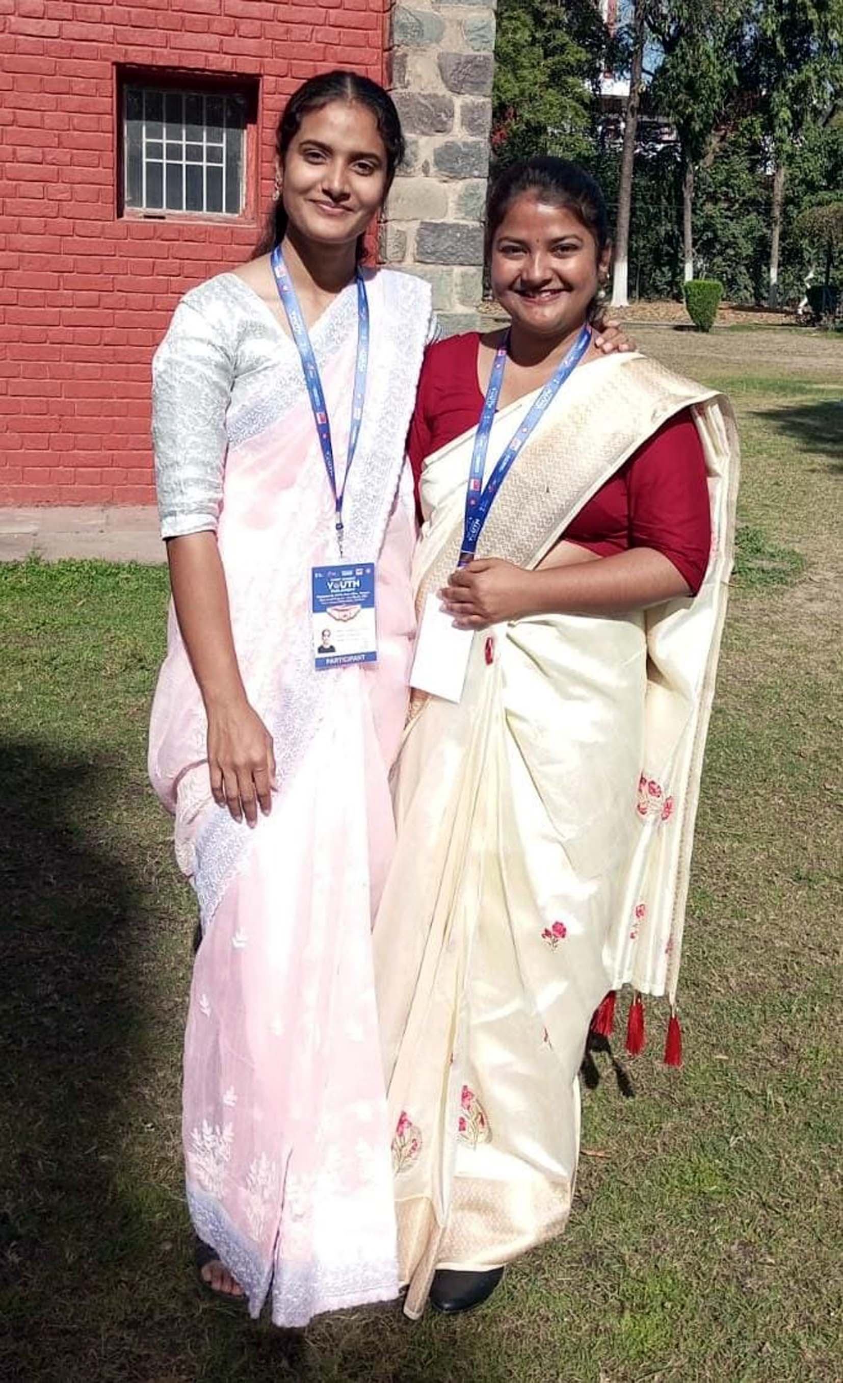 राज्यपाल से सम्मानित होने वाली दोनों बहनें अंकिता पांडेय व बंदिता सुमन प्रसन्न मुद्रा में। राज्यपाल से सम्मानित होने वाली दोनों बहनें अंकिता पांडेय व बंदिता सुमन प्रसन्न मुद्रा में।