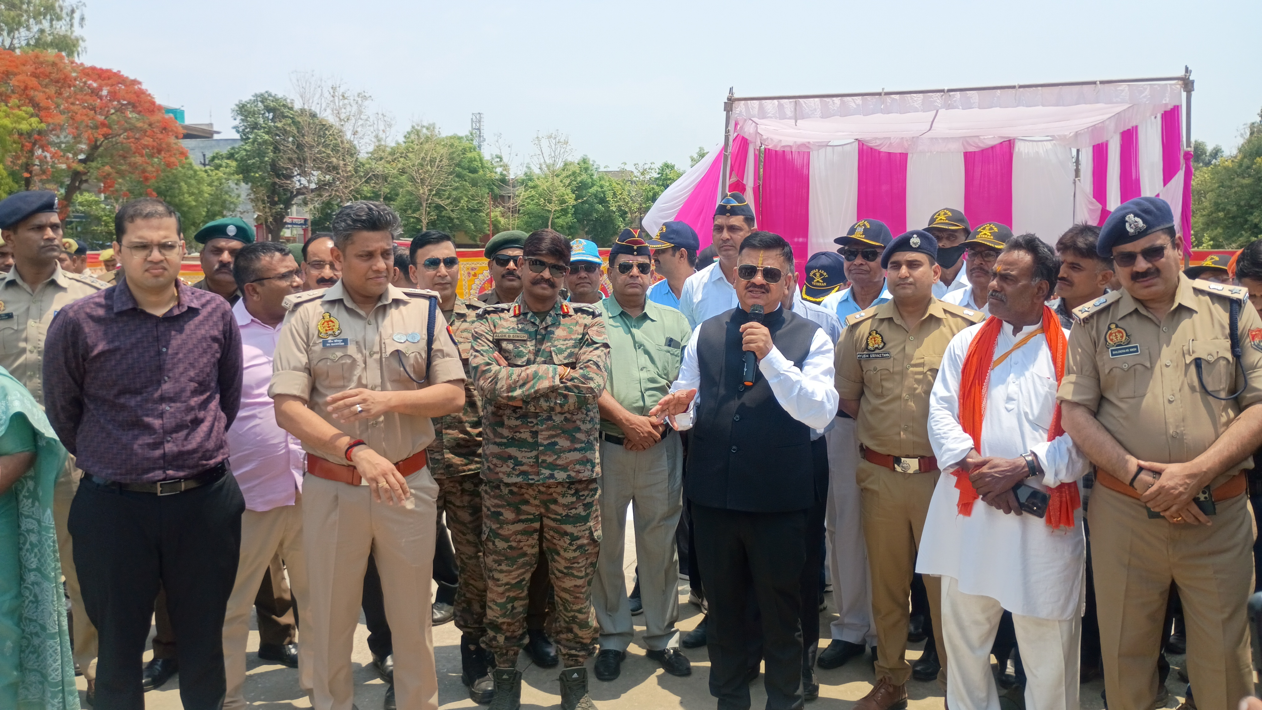 मॉक ड्रिल के दौरान लोगों को समझाते जिलाधिकारी डॉ दिनेश चंद्र सिंह व पुलिस अधीक्षक डॉ कौस्तुभ मॉक ड्रिल के दौरान लोगों को समझाते जिलाधिकारी डॉ दिनेश चंद्र सिंह व पुलिस अधीक्षक डॉ कौस्तुभ