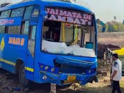 यात्री बस अनियंत्रित होकर सड़क से नीचे खेत में उतरी यात्री बस अनियंत्रित होकर सड़क से नीचे खेत में उतरी