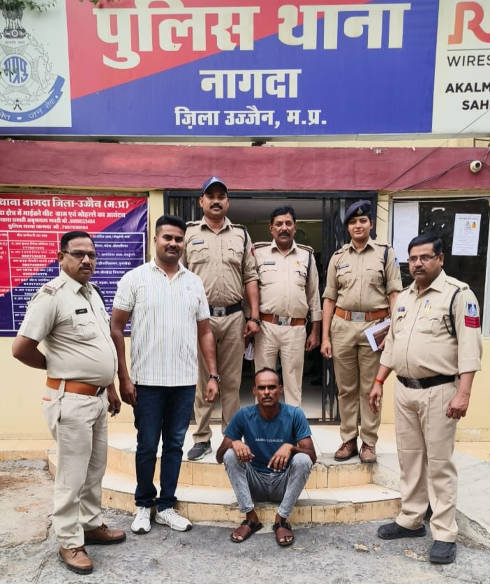 फोटों पुलिस टीम के बीच आरोपी जितेंद्र बैरागी फोटों पुलिस टीम के बीच आरोपी जितेंद्र बैरागी