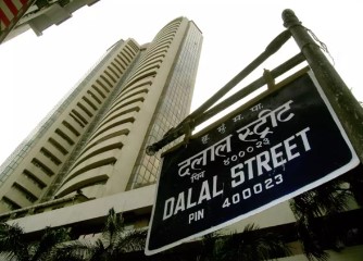 अमेरिका में मंदी की आशंका और एलओसी के तनाव से बिगाड़ा शेयर बाजार का मूड अमेरिका में मंदी की आशंका और एलओसी के तनाव से बिगाड़ा शेयर बाजार का मूड